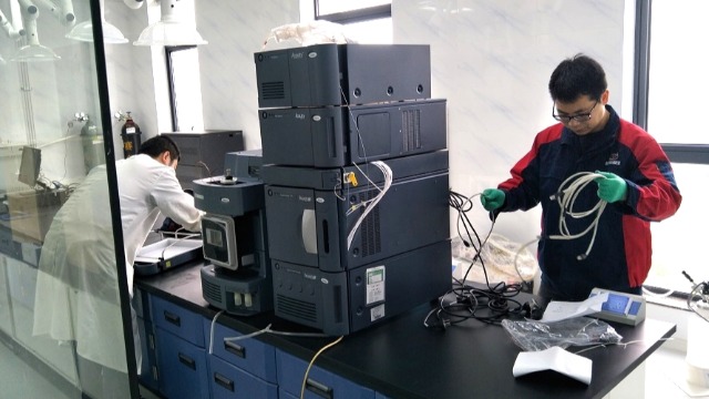 黃石醫(yī)院搬遷設(shè)備公司員工對調(diào)試技術(shù)進(jìn)行交流